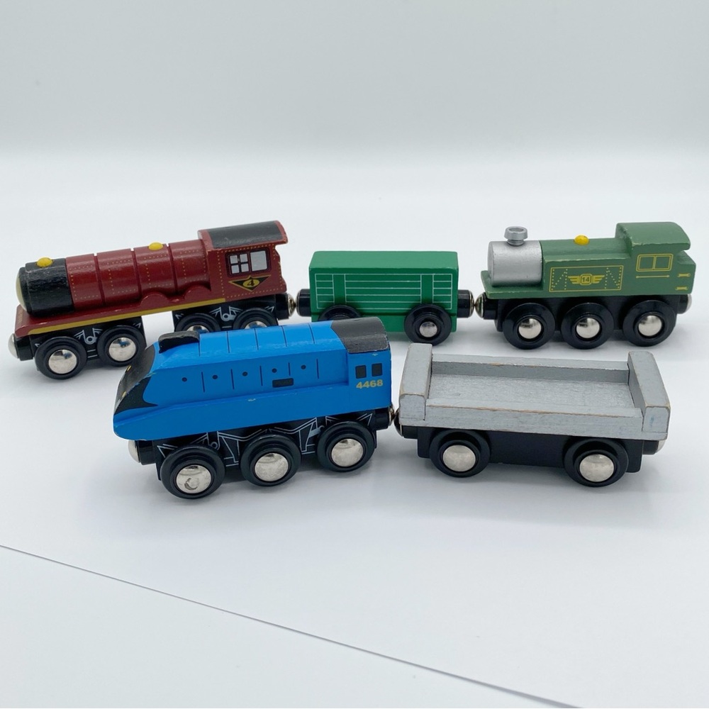 Wooden Magnetic Trains Locomotive and Various Train cars Lot of 5
